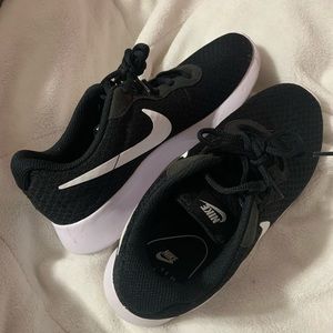 Nike tennis shoes (black)